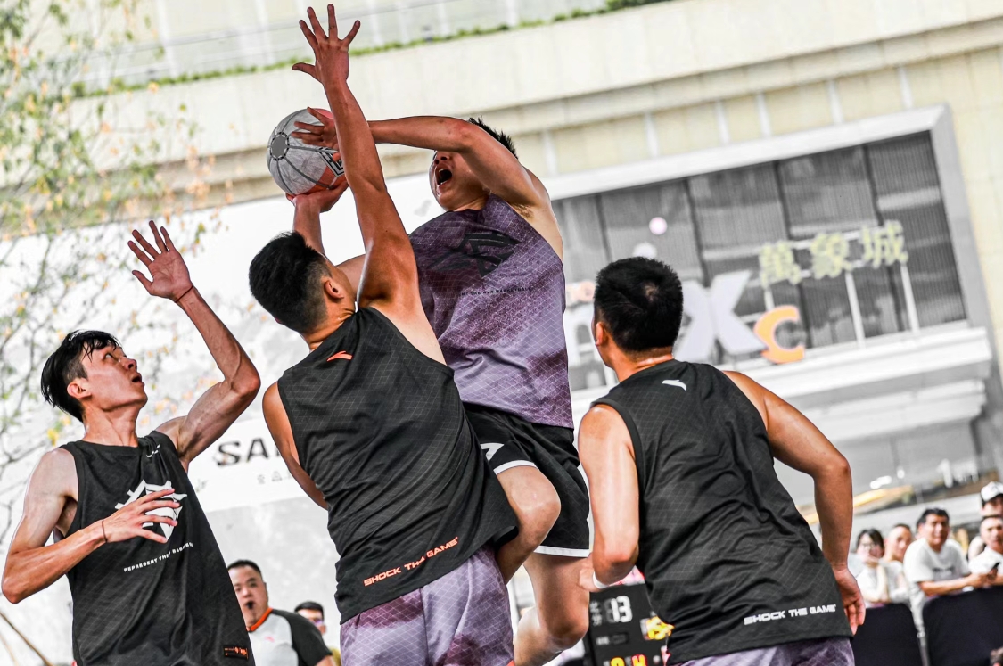 精彩纷呈的篮球赛事激发观众热情的简单介绍