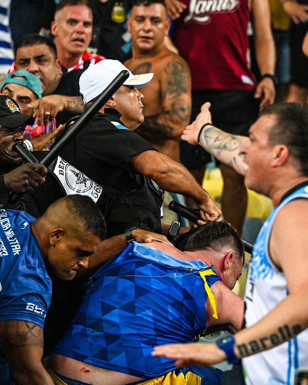 比赛中球员之间发生了激烈的争执