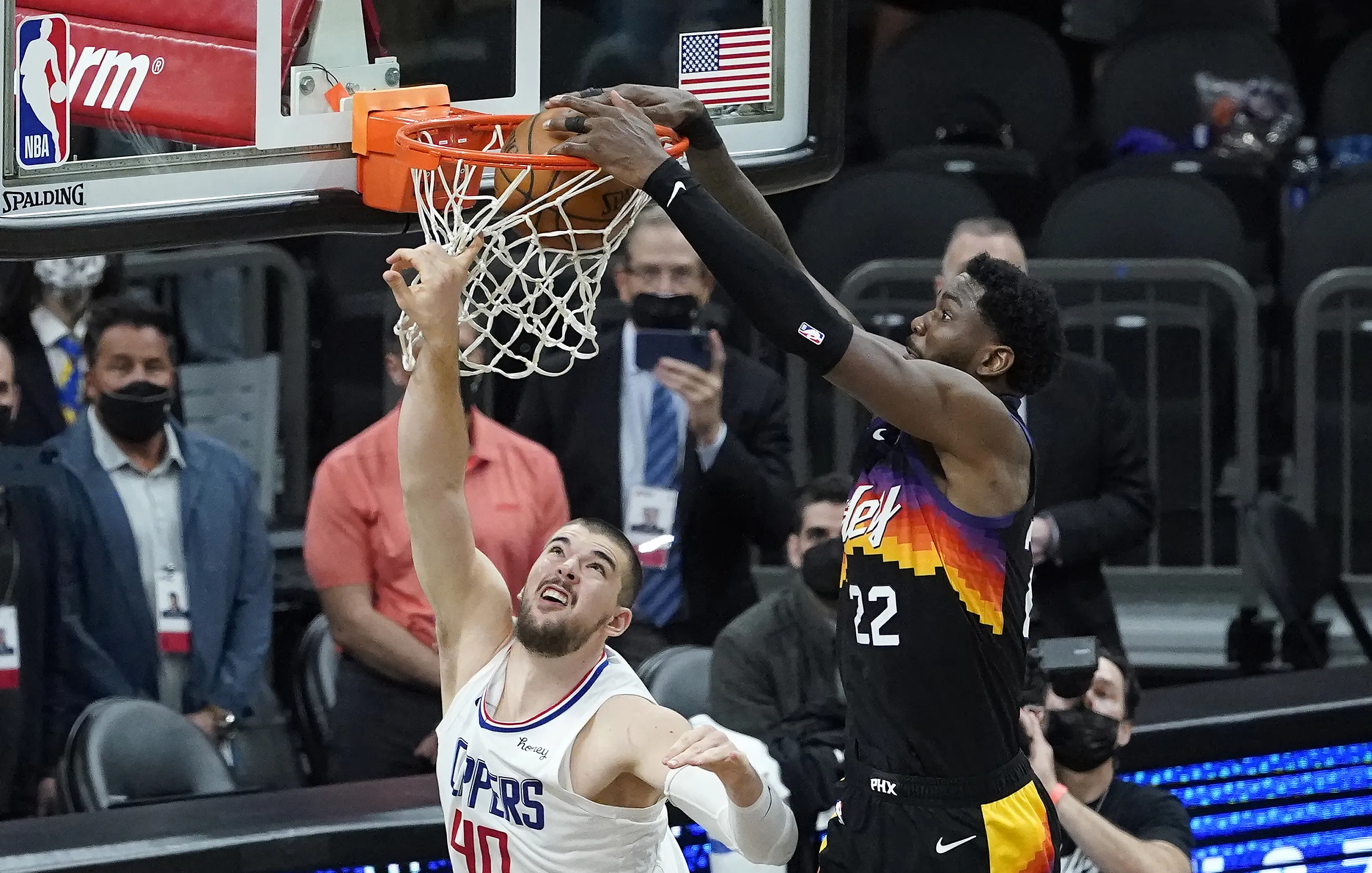 关于快船遭遇五连败，波顿质疑球队防守表现的信息