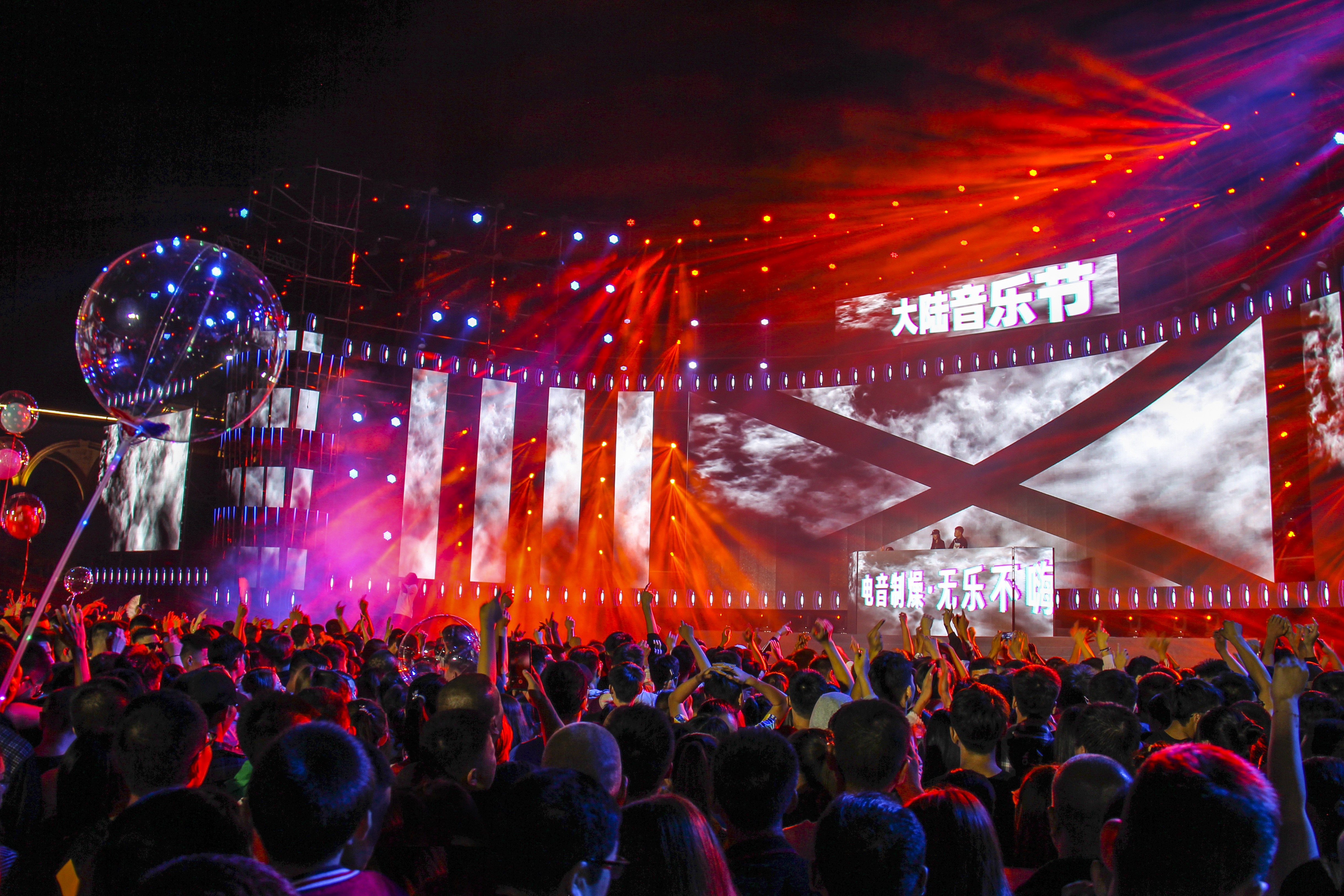 中国选手在世界舞台上大放异彩,赢得掌声 中国选手在世界舞台上大放异彩,赢得掌声