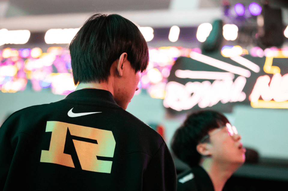 FNC险胜T1,Uzi三分雨点燃全场的简单介绍 FNC险胜T1,Uzi三分雨点燃全场的简单介绍