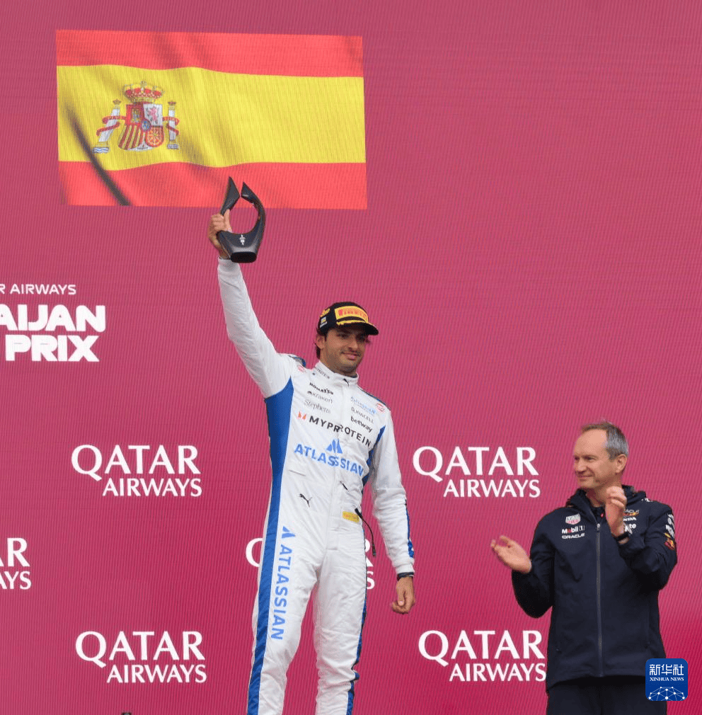 关于索伯车队鏖战红牛车队，拉塞尔高光表现的信息