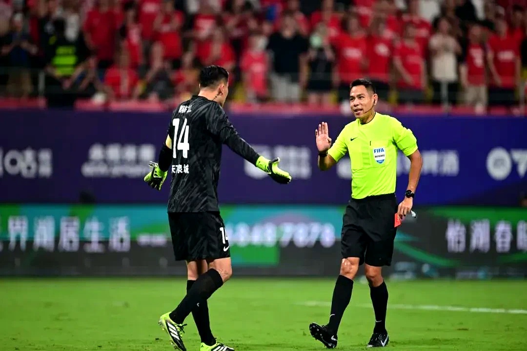 关于防守犯规事件引发争议,VAR技术再度登场的信息 关于防守犯规事件引发争议,VAR技术再度登场的信息